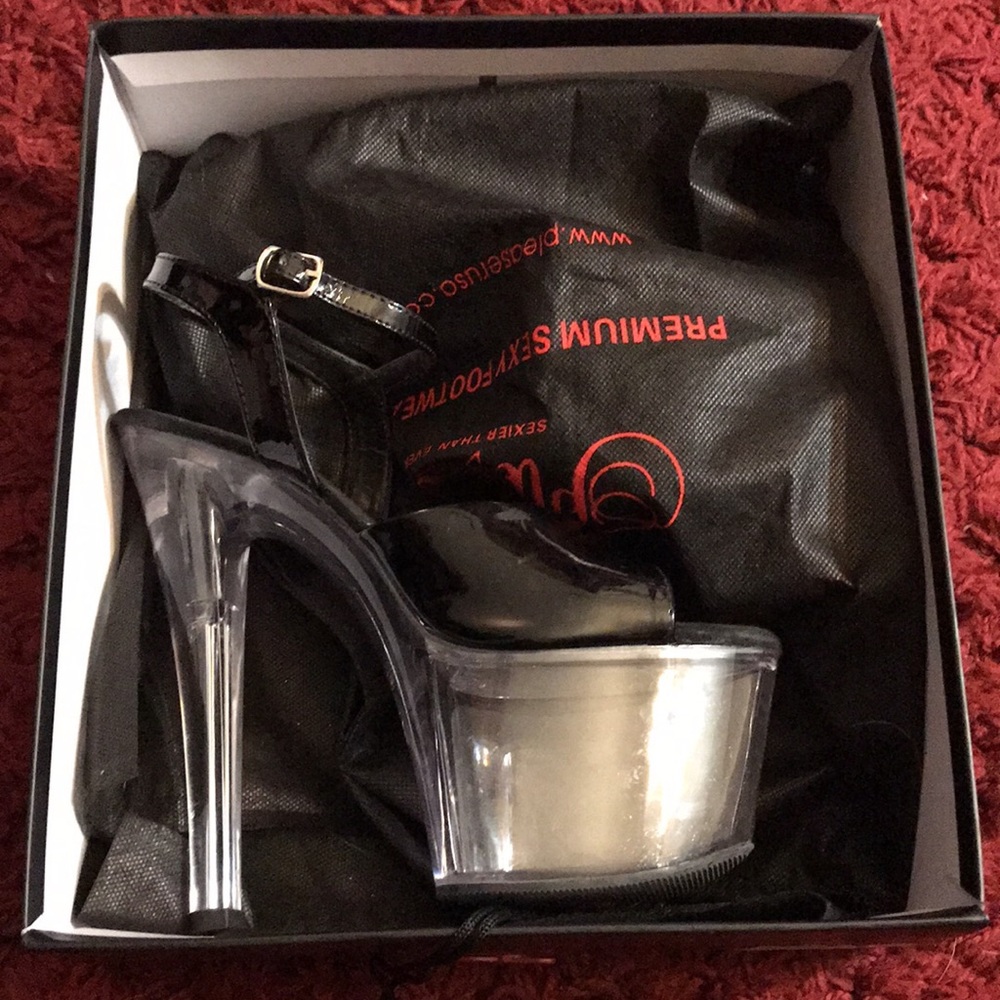 Womans pole shoes size 8 NWT